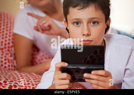 10 años de edad jugando con la consola de video juego.