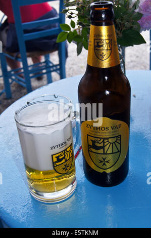 Una botella y vaso de cerveza griego Vap Zythos en la Therma hot springs bar, Kos, Grecia Foto de stock