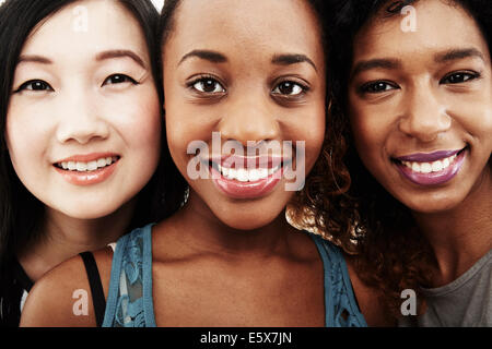 Cerrar studio retrato de tres mujeres jóvenes sonrientes Foto de stock
