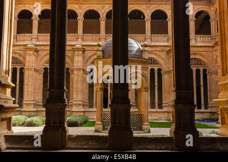 Vista de San Esteban convento dominicano claustro con columnas renacentistas en la vanguardia en Salamanca (España) Foto de stock