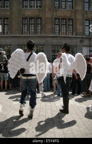 Hombres disfrazados ángeles e imágenes de alta resolución - Alamy