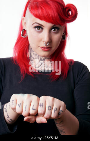 Mujer joven con piercing y tatuajes Foto de stock