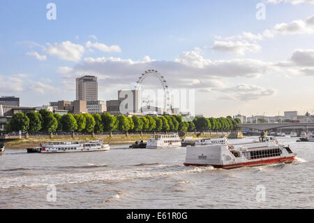 Los barcos en el Río Támesis en Londres, Reino Unido