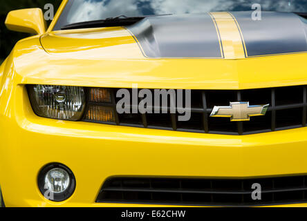 Classic Chevrolet Camaro amarillo con rayas negras Fotografía de stock -  Alamy