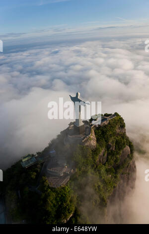 La gigantesca estatua Art Decó conocido como Jesús el Cristo Redentor (Cristo Redentor) en la montaña de Corcovado en Río de Janeiro, Brasil.