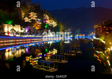 Al atardecer, iluminada Zhenyuan Zhenyuan, Guizhou, China