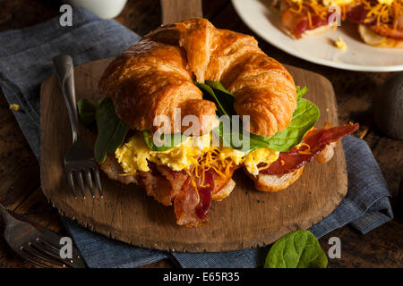 Jamón y queso sándwich de desayuno de huevos con un croissant