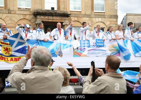 Glasgow, Escocia, Reino Unido, viernes 15th de agosto, 2014. Atletas del equipo de Escocia que participan en un desfile al centro de la ciudad para agradecer al público por su apoyo durante los Juegos de la Commonwealth de Glasgow 2014