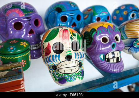 Cráneos de cerámica pintados a mano para las celebraciones del Día de los muertos en la ciudad de Mérida, Yucatán, México. Foto de stock