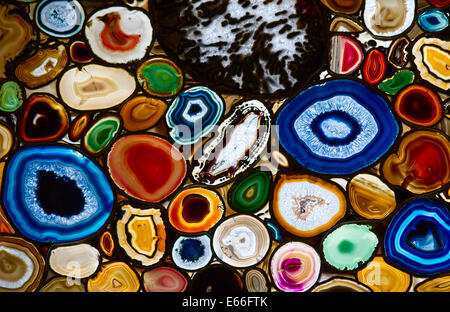 Mosaico hecho translúcido con rodajas de piedra ágata Foto de stock