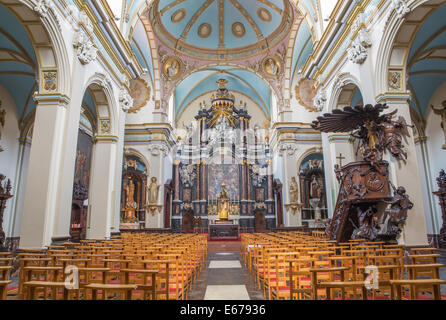 Brujas, Bélgica - Junio 13, 2014: La nave de Karmelietenkerk Carmelitas (iglesia) Foto de stock