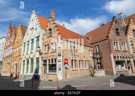 Brujas, Bélgica - Junio 13, 2014: Normalmente casa de ladrillo de st. Jacobstraat street. Foto de stock