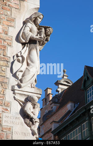 Brujas, Bélgica - Junio 13, 2014: la moderna estatua de la Virgen en el borde de la casa. Foto de stock