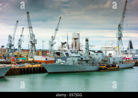 Muelles y Portsmouth Harbour y buques de guerra de la Marina Real, HMS Lancaster Foto de stock