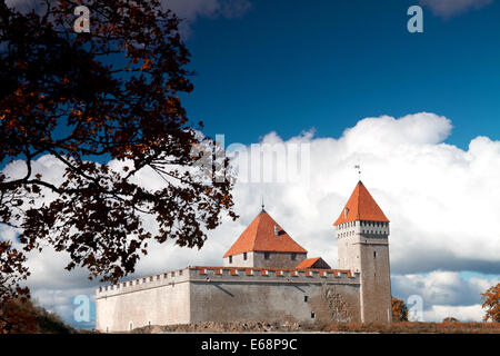 Kuressaare castillo medieval místico en otoño Foto de stock
