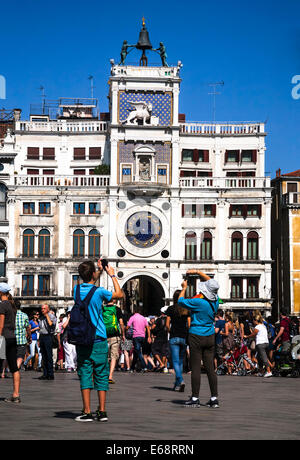 Los turistas en la Torre dell'Orologio reloj astronómico, la Plaza de San Marcos (Piazza San Marco), Venecia, Véneto, Italia Foto de stock