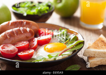 Huevo frito las salchichas tomates para desayuno saludable