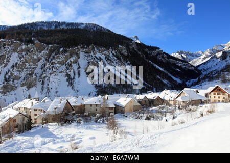 El pueblo de Saint Dalmas le orillo bajo la nieve en invierno, en el Parque Nacional de Mercantour, Alpes-Maritimes, Francia Foto de stock