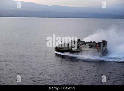 Un desembarco de la Marina de los EE.UU, cojín de aire conectado a embarcaciones anfibias Unidad 5 cabezas al puerto desde el buque de asalto anfibio