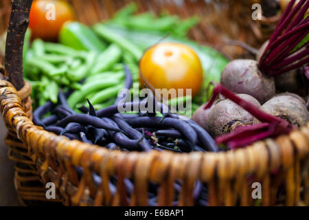 Las verduras en el cesto de mimbre Foto de stock