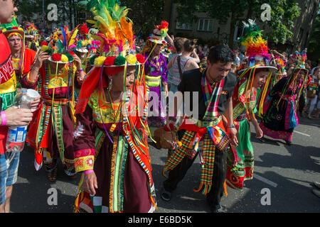 Los participantes en el Karneval der Kulturen (Carnaval de las culturas), uno de los principales festivales urbanos en Berlín. Foto de stock
