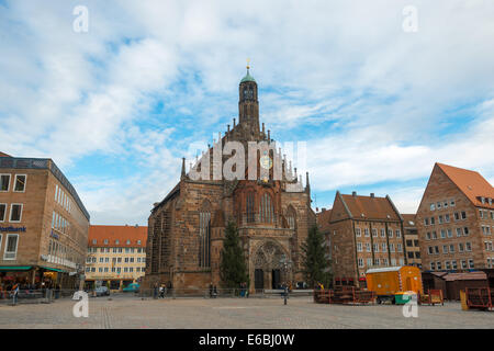 Vista de la Frauenkirche (Iglesia de Nuestra Señora) estoy Hauptmarkt en Nuremberg, Alemania