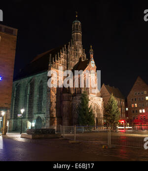 Vista de la Frauenkirche (Iglesia de Nuestra Señora) estoy Hauptmarkt durante la noche en Nuremberg, Alemania