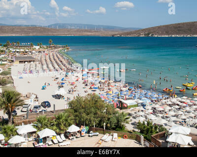 Cesme, Turquía, Agosto 2nd, 2014: playa turística en la península Cesme en temporada alta. El área de la región del Egeo turco ha. Foto de stock