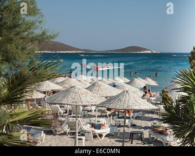Cesme, Turquía, Agosto 2nd, 2014: playa turística en la península Cesme en temporada alta. Foto de stock