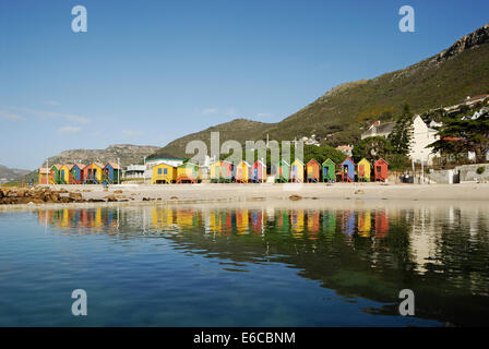 Cabañas de playa multicolor en St James beach, al sur del Cabo Occidental, Sudáfrica Foto de stock
