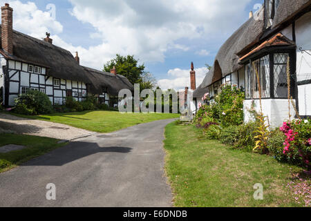 El bonito chozas de barco Lane con diez Penny cottage a la derecha en el pintoresco pueblo de Welford-on-Avon en Warwickshire, Inglaterra. Foto de stock