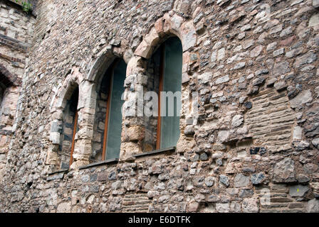 Windows en una vieja pared de una casa histórica Foto de stock