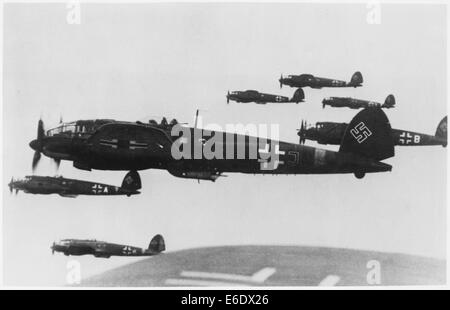 Aviones de combate de la segunda guerra mundial alemana en vuelo de la  televisión documental película, 'La Batalla de Gran Bretaña', 1964  Fotografía de stock - Alamy