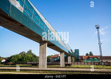 Puente peatonal en la estación de ferrocarril, Osijek, Eslavonia, Croacia Foto de stock