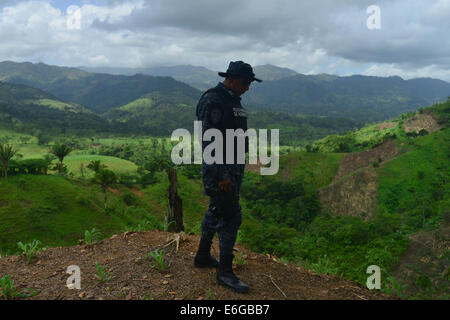 https://l450v.alamy.com/450ves/e6gbb7/julio-24-2014-la-virtud-cortez-honduras-un-miembro-de-las-fuerzas-especiales-de-ee-uu-compatible-unidad-de-comando-tigres-las-patrullas-de-la-frontera-honduras-guatemala-cerca-de-la-ciudad-de-corinto-que-es-considerada-la-capital-de-coyotes-debido-al-gran-numero-de-contrabandistas-que-sede-local-sus-operaciones-alli-conectandote-con-migrantes-que-desean-cruzar-a-guatemala-y-a-los-ee-uu-credito-de-la-imagen-miguel-juarez-lugo-zuma-wire-e6gbb7.jpg