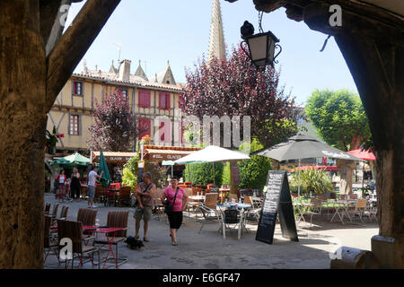 Calle y tiendas en la ciudad de Mirepoix, Ariège, Francia Foto de stock