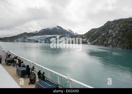 Glaciar Lamplugh está a 8 millas (13 km) de largo glaciar ubicado en el parque nacional de Glacier Bay y preservar en Alaska, visto desde la N