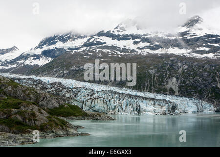Glaciar Lamplugh está a 8 millas (13 km) de largo glaciar ubicado en el parque nacional de Glacier Bay y preservar en Alaska, visto desde la N