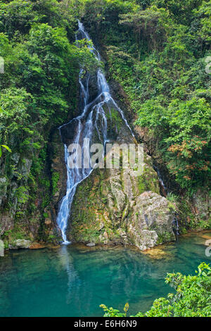Hermosa cascada estacional en cascada hacia la ladera de la montaña, en las afueras de Guilin China Foto de stock