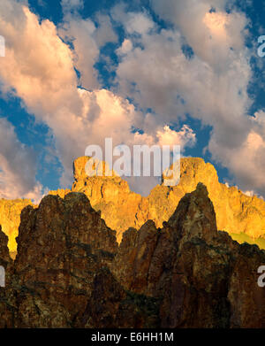 Formaciones rocosas y nubes en Leslie Gultch. Malhuer County, Oregón Foto de stock