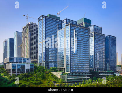 Modernos edificios recientemente construidos en Chongqing, China.