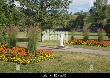Jardín de flores con reloj de sol en Riley Park, Calgary, Alberta, Canadá Foto de stock