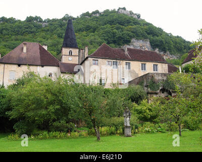 Baume les Messieurs es considerado uno de los pueblos más bellos de Francia. Jura Foto de stock