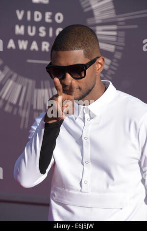 Inglewood, California, Estados Unidos. 24 Aug, 2014. La cantante estadounidense Usher, llega a la alfombra roja para asistir al 31º MTV Video Music Awards en el foro en Inglewood, California, Estados Unidos, 24 de agosto de 2014. Foto: Hubert Boesl/dpa/Alamy Live News Foto de stock
