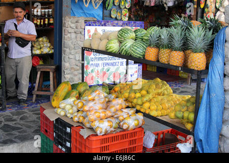 Frutas y verduras en la exhibición en el Valle de Antón (Valle de Anton) en Panamá. Foto de stock