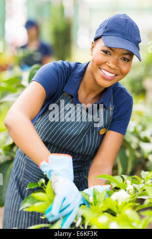 Felices los jóvenes afroamericanos vivero jardinería trabajador