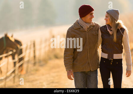 Adorable pareja joven caminando en campo