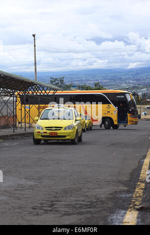 Los taxis y autobuses en la Segunda Constituyente Street en la Terminal  Intercantonal Mercado América en Ambato, Ecuador Fotografía de stock - Alamy
