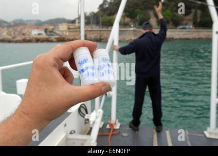 Los estudios científicos para la vigilancia en las aguas del golfo de La Spezia (Italia) Foto de stock