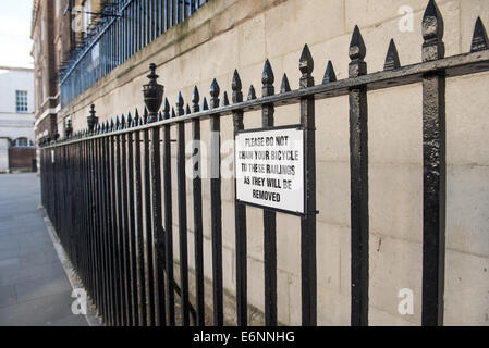 Signo de por favor no ypur cadena de bicicleta en Londres Foto de stock